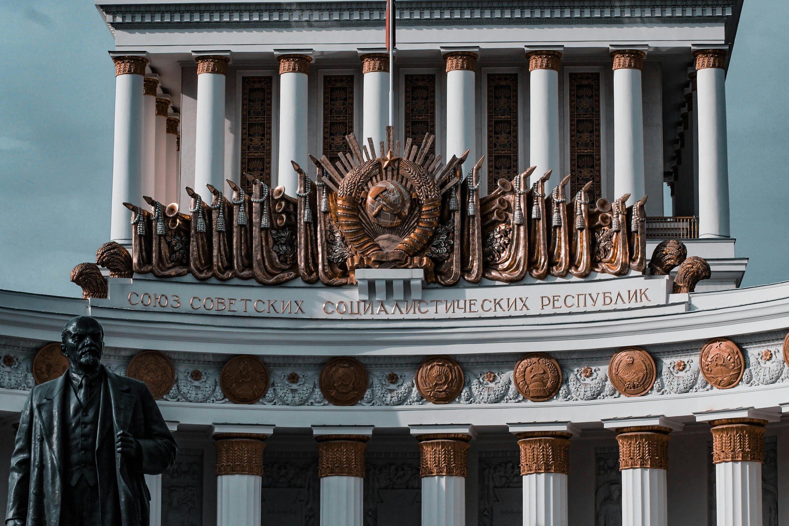 Промпты для фотосессии в советском стиле: ТОП-40 идей для фото в стиле СССР